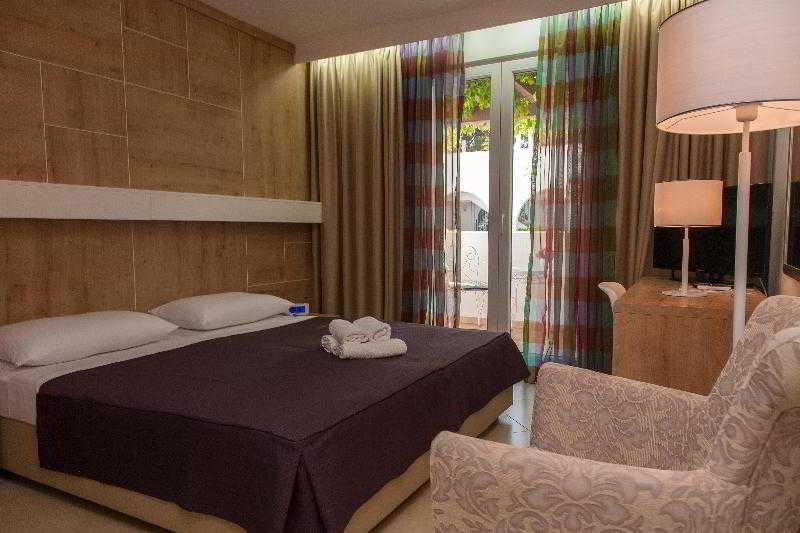 Hotel Slovenska Plaza Standard Budva Bagian luar foto