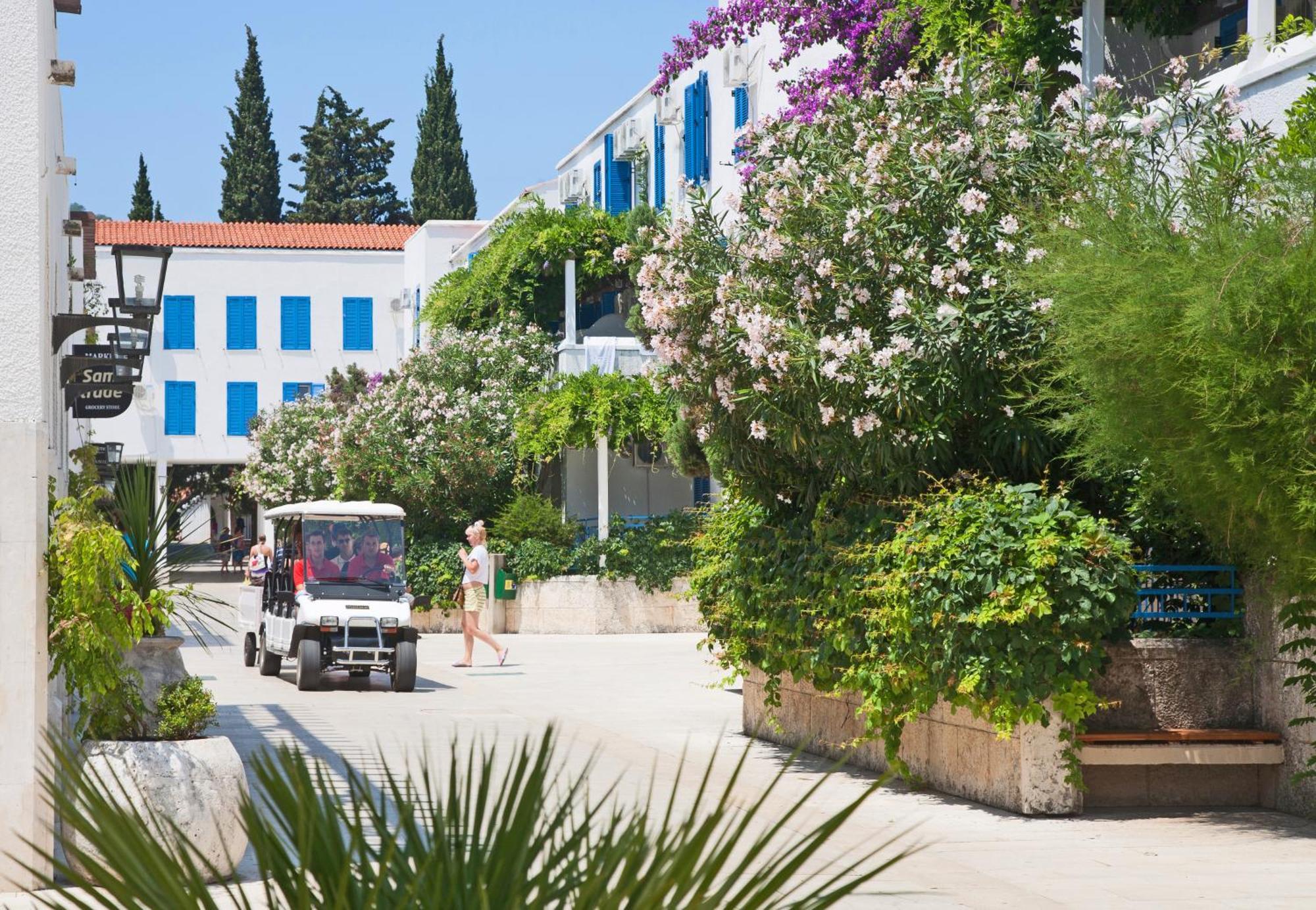 Hotel Slovenska Plaza Standard Budva Bagian luar foto